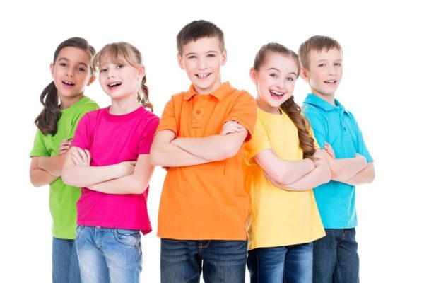 בני נוער עם חולצות מודפסות צבעוניות